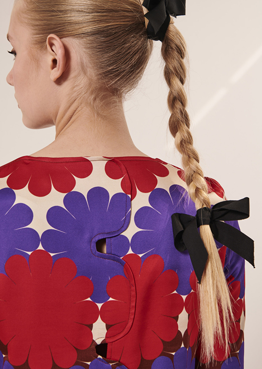 Rada атласное платье с цветочным принтом в цвете экрю Rada атласное платье с цветочным принтом в цвете экрю