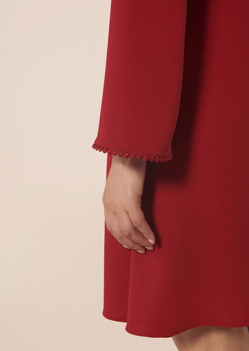 Платье из крепа в красном цвете Платье из крепа в красном цвете