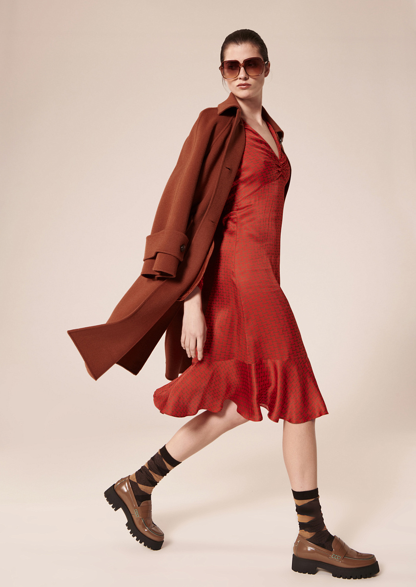 Reine коричневое атласное платье с принтом Reine коричневое атласное платье с принтом