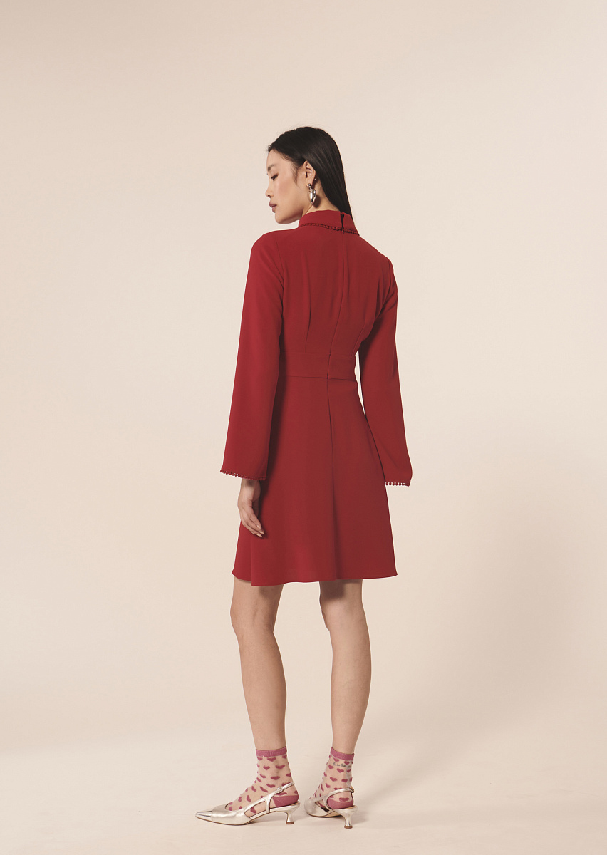 Платье из крепа в красном цвете Платье из крепа в красном цвете