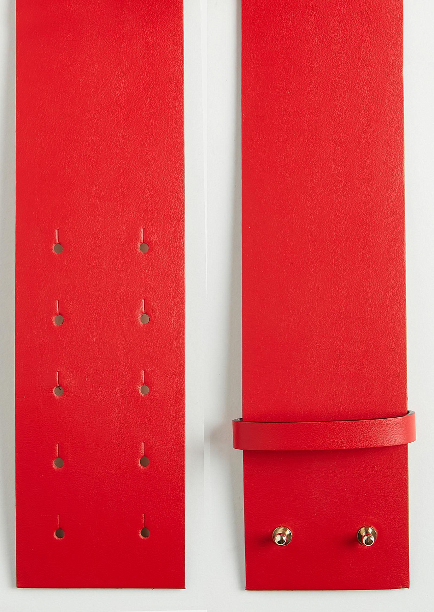 Кожаный ремень в красном цвете